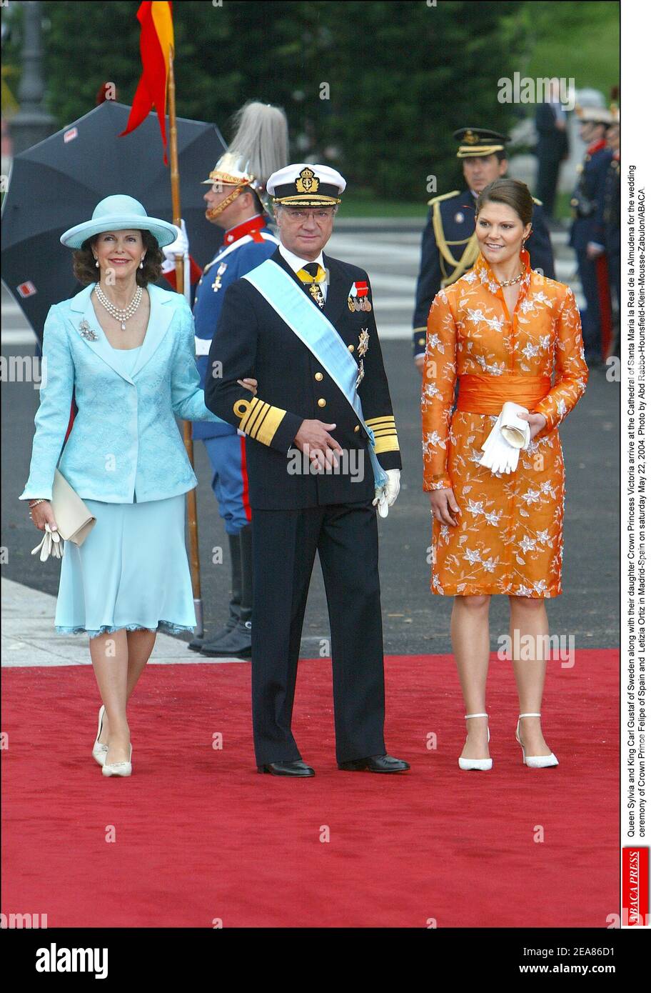 Königin Silvia und König Carl Gustaf von Schweden kommen zusammen mit ihrer Tochter Kronprinzessin Victoria am samstag, den 22. Mai 2004, zur Trauung von Kronprinz Felipe von Spanien und Letizia Ortiz in Madrid-Spanien in der Kathedrale Santa Maria la Real de la Almudena an. Foto von Abd Rabbo-Hounsfield-Klein-Mousse-Zabulon/ABACA. Stockfoto