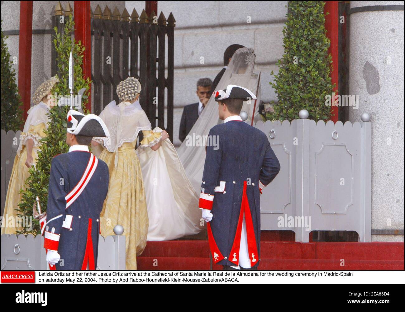 Letizia Ortiz und ihr Vater Jesus Ortiz kommen am samstag, dem 22. Mai 2004, zur Hochzeitszeremonie in Madrid-Spanien in die Kathedrale Santa Maria la Real de la Almudena. Foto von Abd Rabbo-Hounsfield-Klein-Mousse-Zabulon/ABACA. Stockfoto