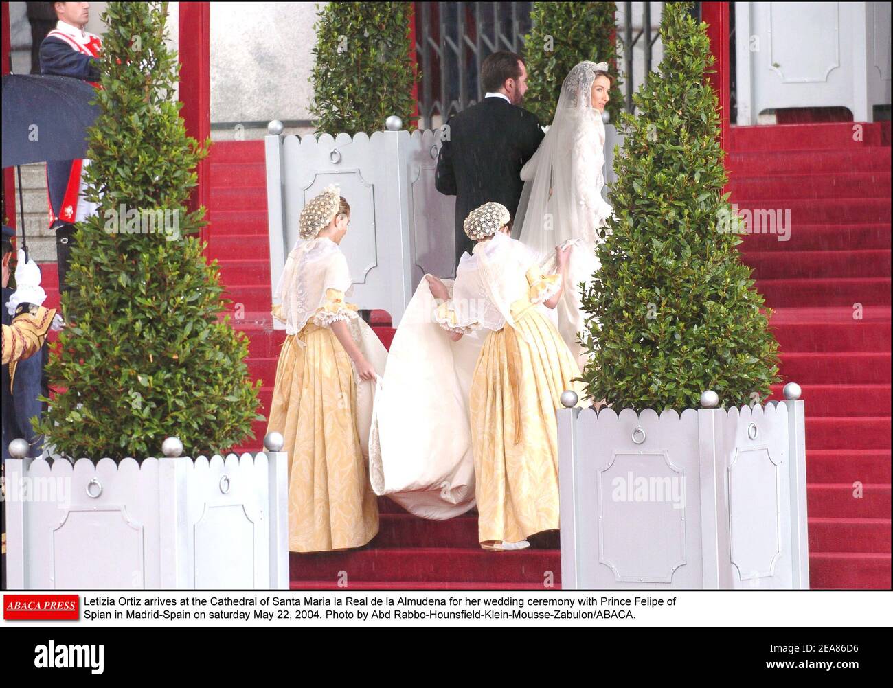 Letizia Ortiz kommt in der Kathedrale von Santa Maria la Real de la Almudena an, wo sie am samstag, den 22. Mai 2004, mit Prinz Felipe von Spian in Madrid-Spanien ihre Hochzeit feiern wird. Foto von Abd Rabbo-Hounsfield-Klein-Mousse-Zabulon/ABACA. Stockfoto