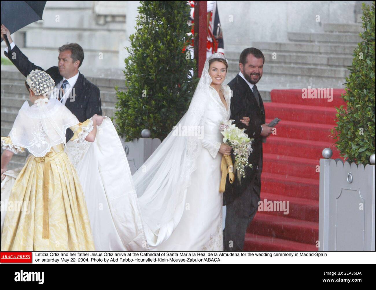 Letizia Ortiz und ihr Vater Jesus Ortiz kommen am samstag, dem 22. Mai 2004, zur Hochzeitszeremonie in Madrid-Spanien in die Kathedrale Santa Maria la Real de la Almudena. Foto von Abd Rabbo-Hounsfield-Klein-Mousse-Zabulon/ABACA. Stockfoto