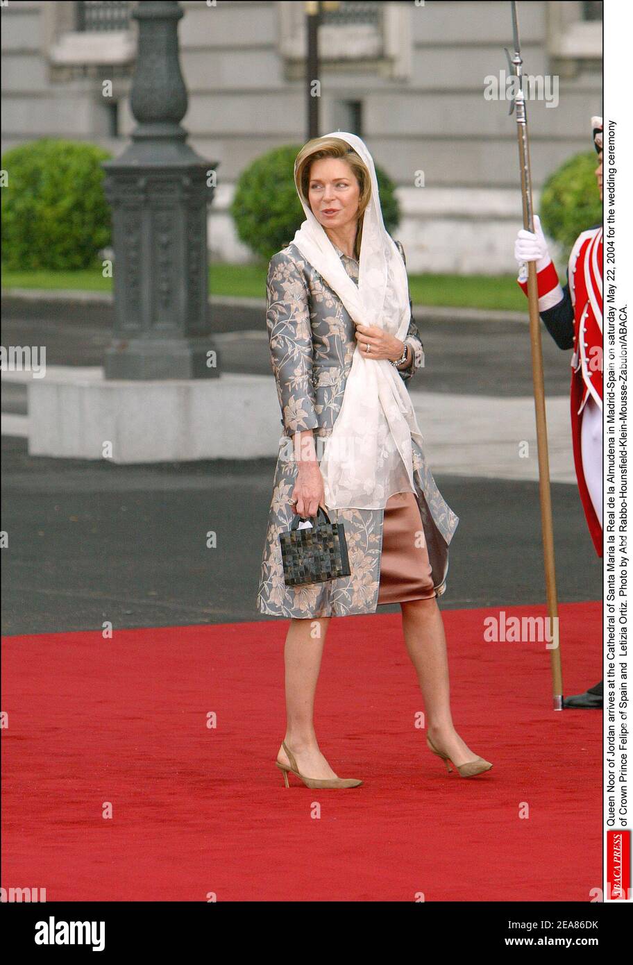 Königin Noor von Jordanien kommt am samstag, den 22. Mai 2004 zur Trauung von Kronprinz Felipe von Spanien und Letizia Ortiz in der Kathedrale Santa Maria la Real de la Almudena in Madrid-Spanien an. Foto von Abd Rabbo-Hounsfield-Klein-Mousse-Zabulon/ABACA. Stockfoto