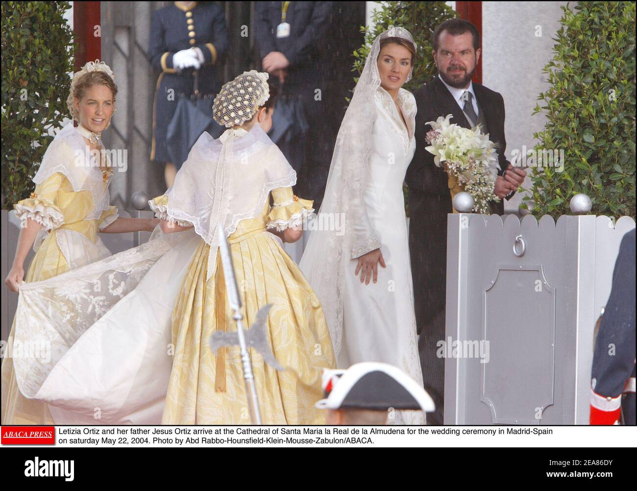 Letizia Ortiz und ihr Vater Jesus Ortiz kommen am samstag, dem 22. Mai 2004, zur Hochzeitszeremonie in Madrid-Spanien in die Kathedrale Santa Maria la Real de la Almudena. Foto von Abd Rabbo-Hounsfield-Klein-Mousse-Zabulon/ABACA. Stockfoto