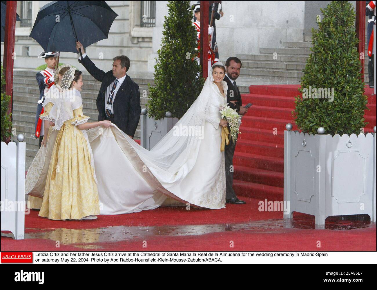 Letizia Ortiz und ihr Vater Jesus Ortiz kommen am samstag, dem 22. Mai 2004, zur Hochzeitszeremonie in Madrid-Spanien in die Kathedrale Santa Maria la Real de la Almudena. Foto von Abd Rabbo-Hounsfield-Klein-Mousse-Zabulon/ABACA. Stockfoto