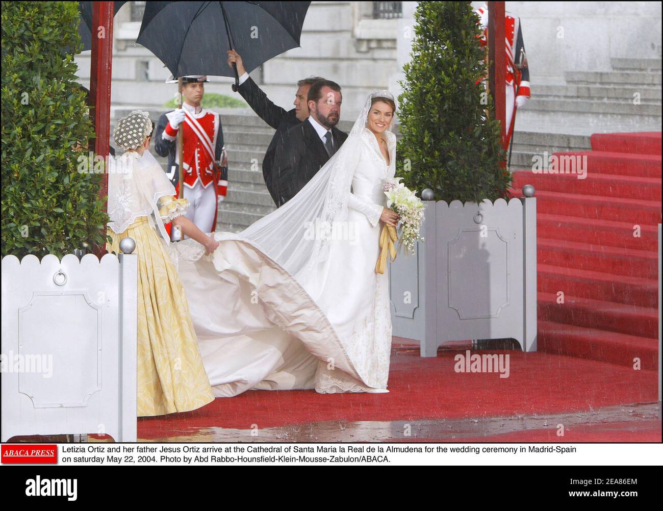 Letizia Ortiz und ihr Vater Jesus Ortiz kommen am samstag, dem 22. Mai 2004, zur Hochzeitszeremonie in Madrid-Spanien in die Kathedrale Santa Maria la Real de la Almudena. Foto von Abd Rabbo-Hounsfield-Klein-Mousse-Zabulon/ABACA. Stockfoto