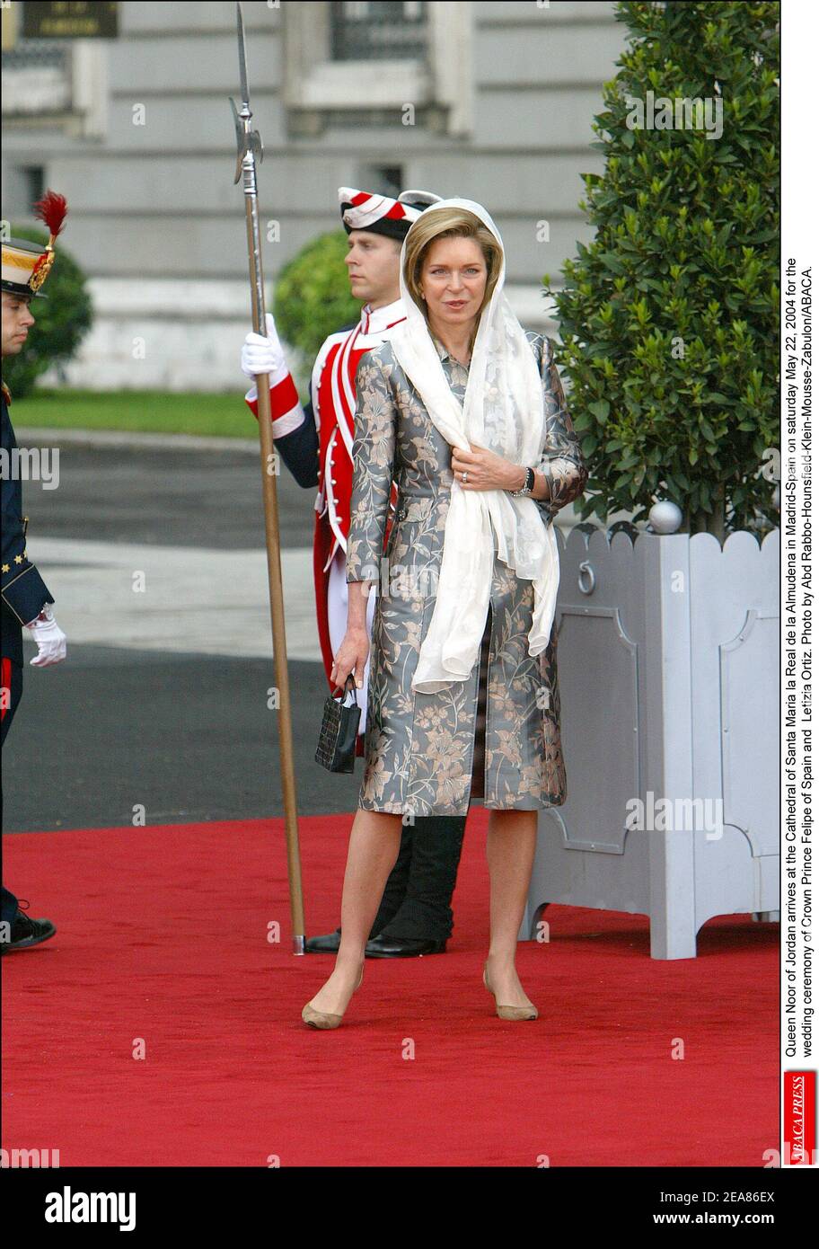 Königin Noor von Jordanien kommt am samstag, den 22. Mai 2004 zur Trauung von Kronprinz Felipe von Spanien und Letizia Ortiz in der Kathedrale Santa Maria la Real de la Almudena in Madrid-Spanien an. Foto von Abd Rabbo-Hounsfield-Klein-Mousse-Zabulon/ABACA. Stockfoto