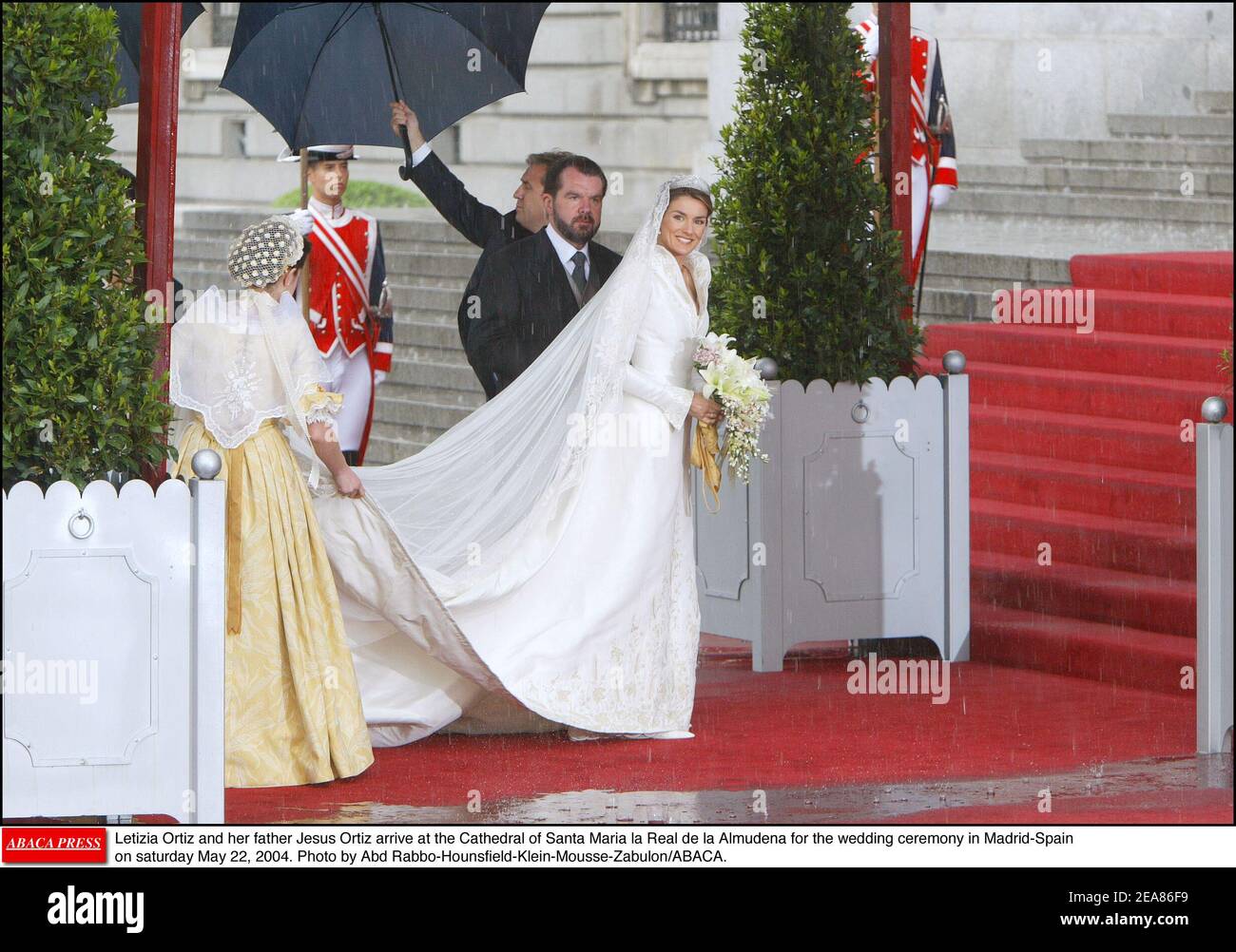 Letizia Ortiz und ihr Vater Jesus Ortiz kommen am samstag, dem 22. Mai 2004, zur Hochzeitszeremonie in Madrid-Spanien in die Kathedrale Santa Maria la Real de la Almudena. Foto von Abd Rabbo-Hounsfield-Klein-Mousse-Zabulon/ABACA. Stockfoto