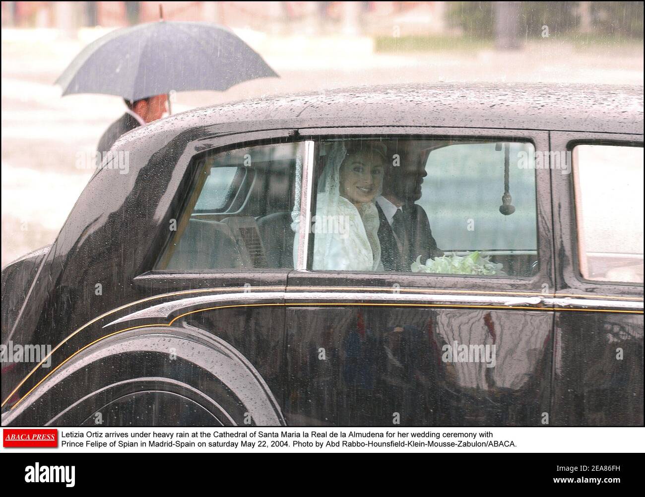 Letizia Ortiz kommt bei starkem Regen in der Kathedrale Santa Maria la Real de la Almudena zu ihrer Hochzeitszeremonie mit Prinz Felipe von Spian in Madrid-Spanien am samstag, dem 22. Mai 2004 an. Foto von Abd Rabbo-Hounsfield-Klein-Mousse-Zabulon/ABACA. Stockfoto