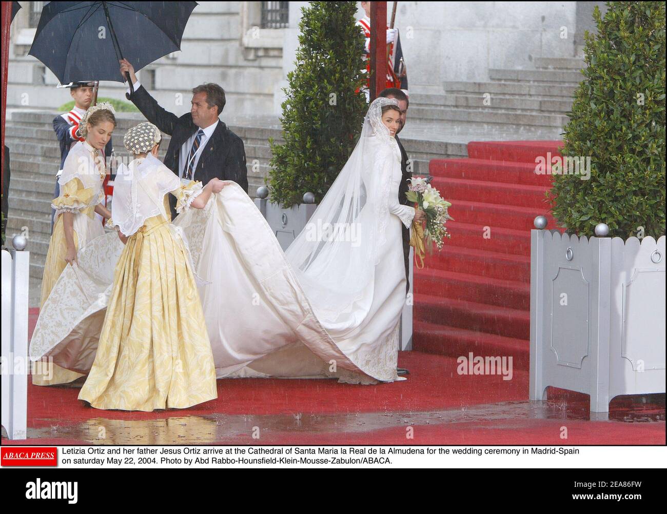 Letizia Ortiz und ihr Vater Jesus Ortiz kommen am samstag, dem 22. Mai 2004, zur Hochzeitszeremonie in Madrid-Spanien in die Kathedrale Santa Maria la Real de la Almudena. Foto von Abd Rabbo-Hounsfield-Klein-Mousse-Zabulon/ABACA. Stockfoto
