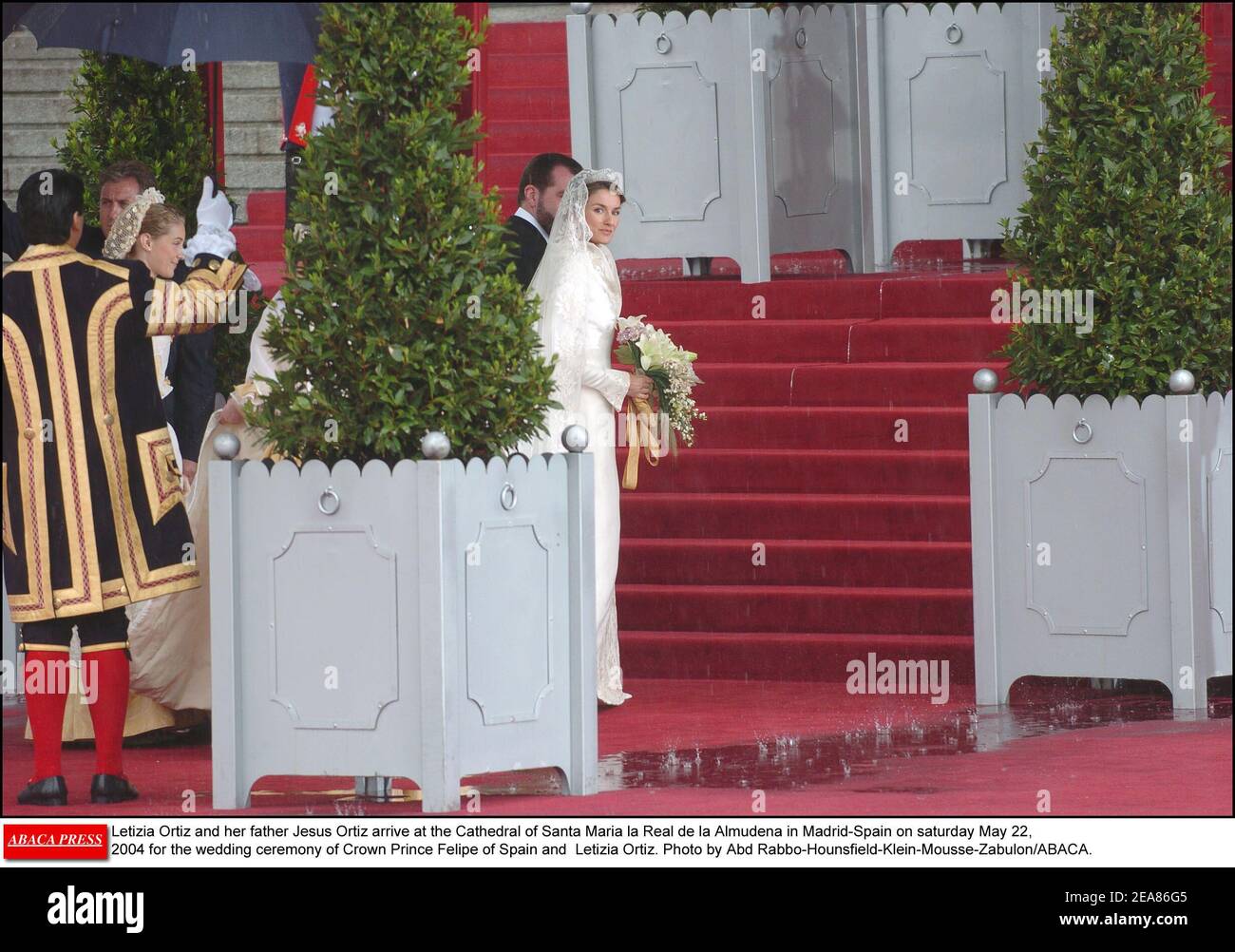Letizia Ortiz und ihr Vater Jesus Ortiz kommen am samstag, den 22. Mai 2004 zur Trauung von Kronprinz Felipe von Spanien und Letizia Ortiz in der Kathedrale Santa Maria la Real de la Almudena in Madrid-Spanien an. Foto von Abd Rabbo-Hounsfield-Klein-Mousse-Zabulon/ABACA. Stockfoto