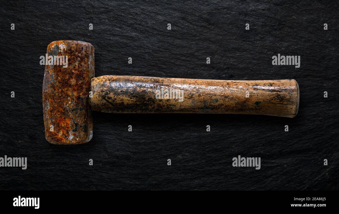 Rostig Werkzeug auf Schieferhintergrund. Stockfoto