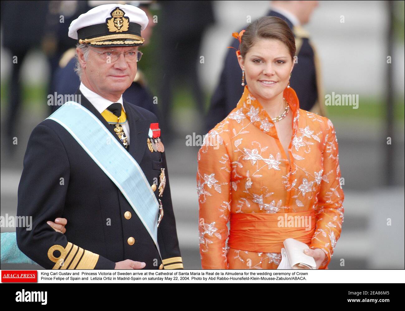 König Carl Gustav und Kronprinzessin Victoria von Schweden kommen in der Kathedrale von Santa Maria la Real de la Almudena zur Hochzeitszeremonie von Kronprinz Felipe von Spanien und Letizia Ortiz in Madrid-Spanien am samstag, 22. Mai 2004 an. Foto von Abd Rabbo-Hounsfield-Klein-Mousse-Zabulon/ABACA. Stockfoto