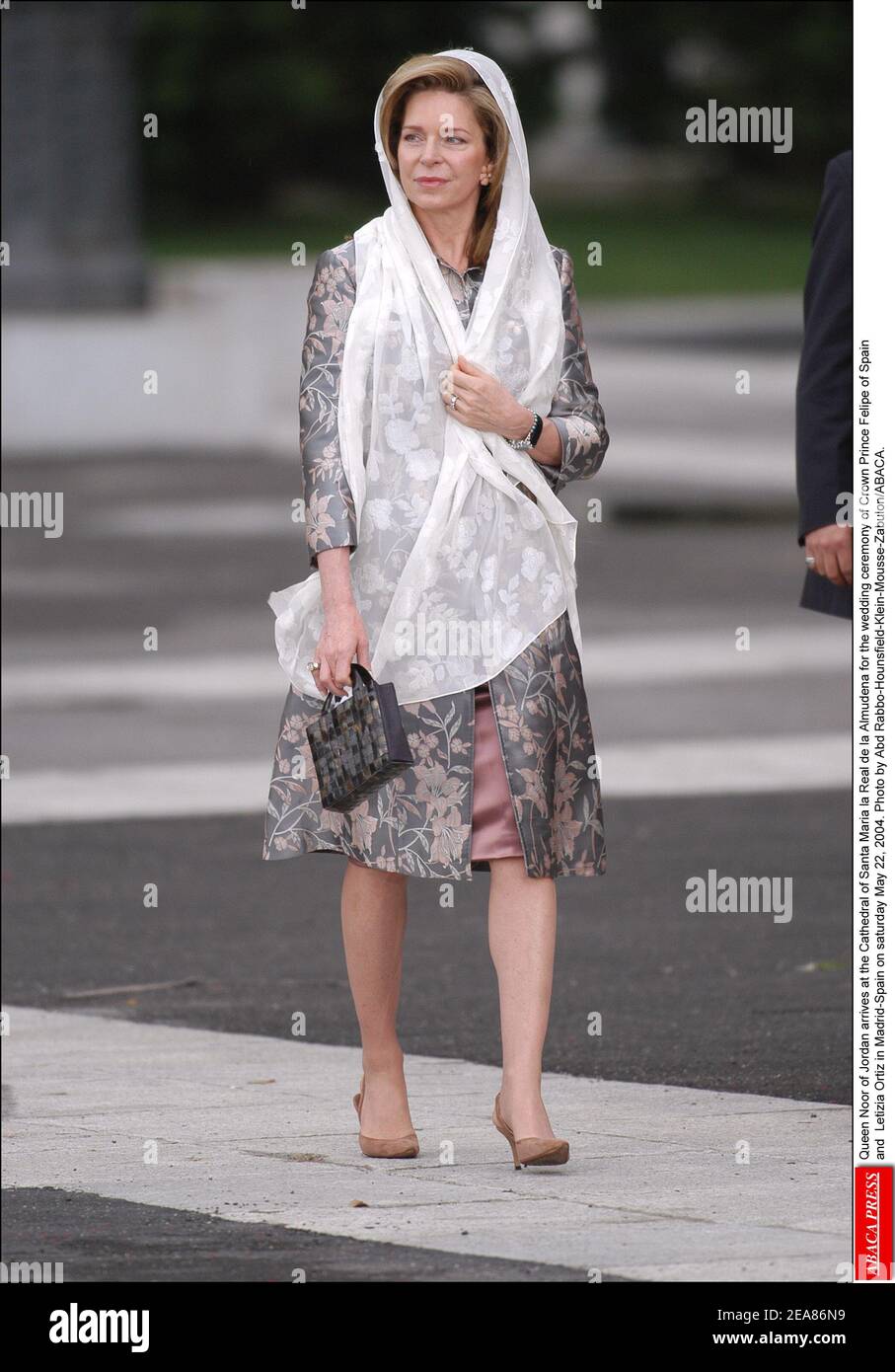 Königin Noor von Jordanien kommt in der Kathedrale von Santa Maria la Real de la Almudena zur Hochzeitszeremonie von Kronprinz Felipe von Spanien und Letizia Ortiz in Madrid-Spanien am samstag, 22. Mai 2004 an. Foto von Abd Rabbo-Hounsfield-Klein-Mousse-Zabulon/ABACA. Stockfoto