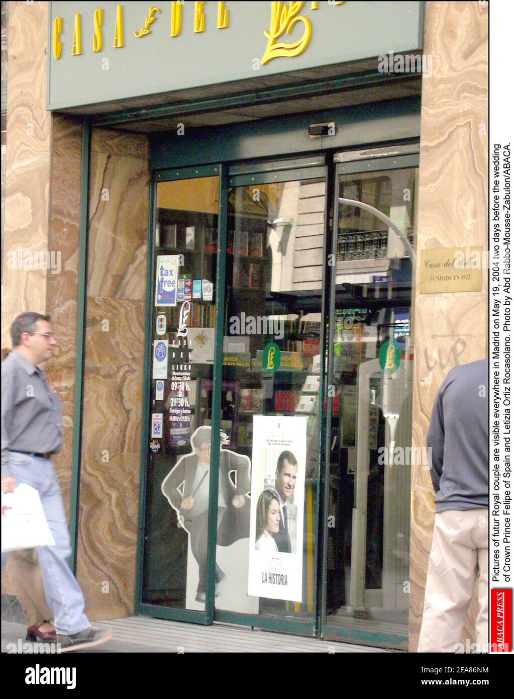 Am 19. Mai 2004, zwei Tage vor der Hochzeit von Kronprinz Felipe von Spanien und Letizia Ortiz Rocasolano, sind überall in Madrid Bilder des zukünftigen Königspaares zu sehen. Foto von Abd Rabbo-Mousse-Zabulon/ABACA. Stockfoto
