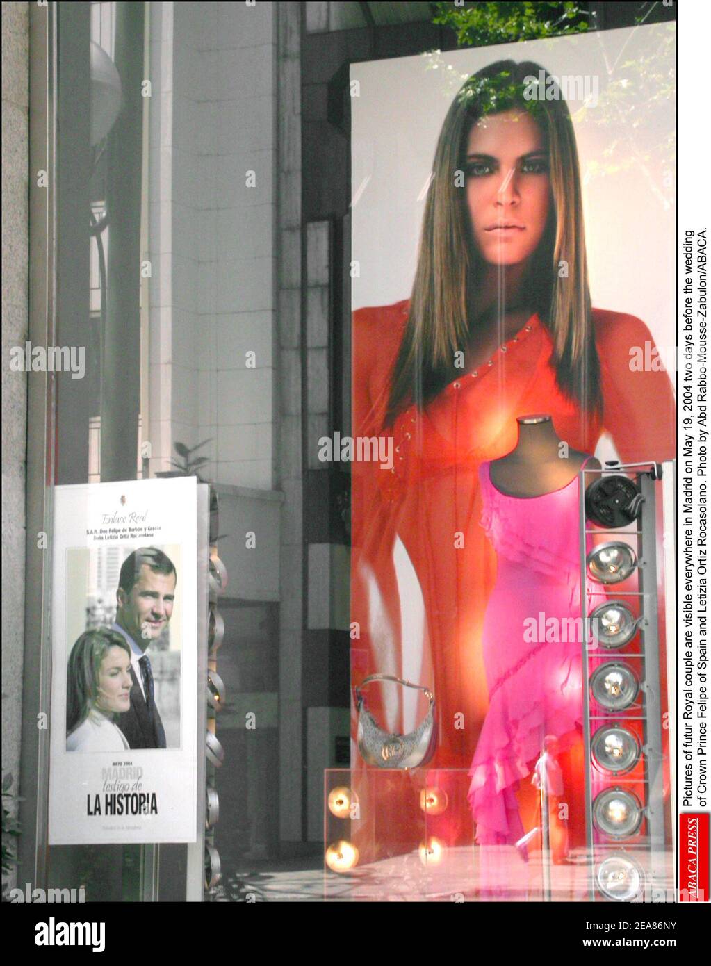 Am 19. Mai 2004, zwei Tage vor der Hochzeit von Kronprinz Felipe von Spanien und Letizia Ortiz Rocasolano, sind überall in Madrid Bilder des zukünftigen Königspaares zu sehen. Foto von Abd Rabbo-Mousse-Zabulon/ABACA. Stockfoto