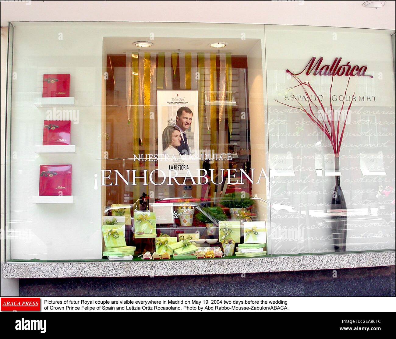 Am 19. Mai 2004, zwei Tage vor der Hochzeit von Kronprinz Felipe von Spanien und Letizia Ortiz Rocasolano, sind überall in Madrid Bilder des zukünftigen Königspaares zu sehen. Foto von Abd Rabbo-Mousse-Zabulon/ABACA. Stockfoto