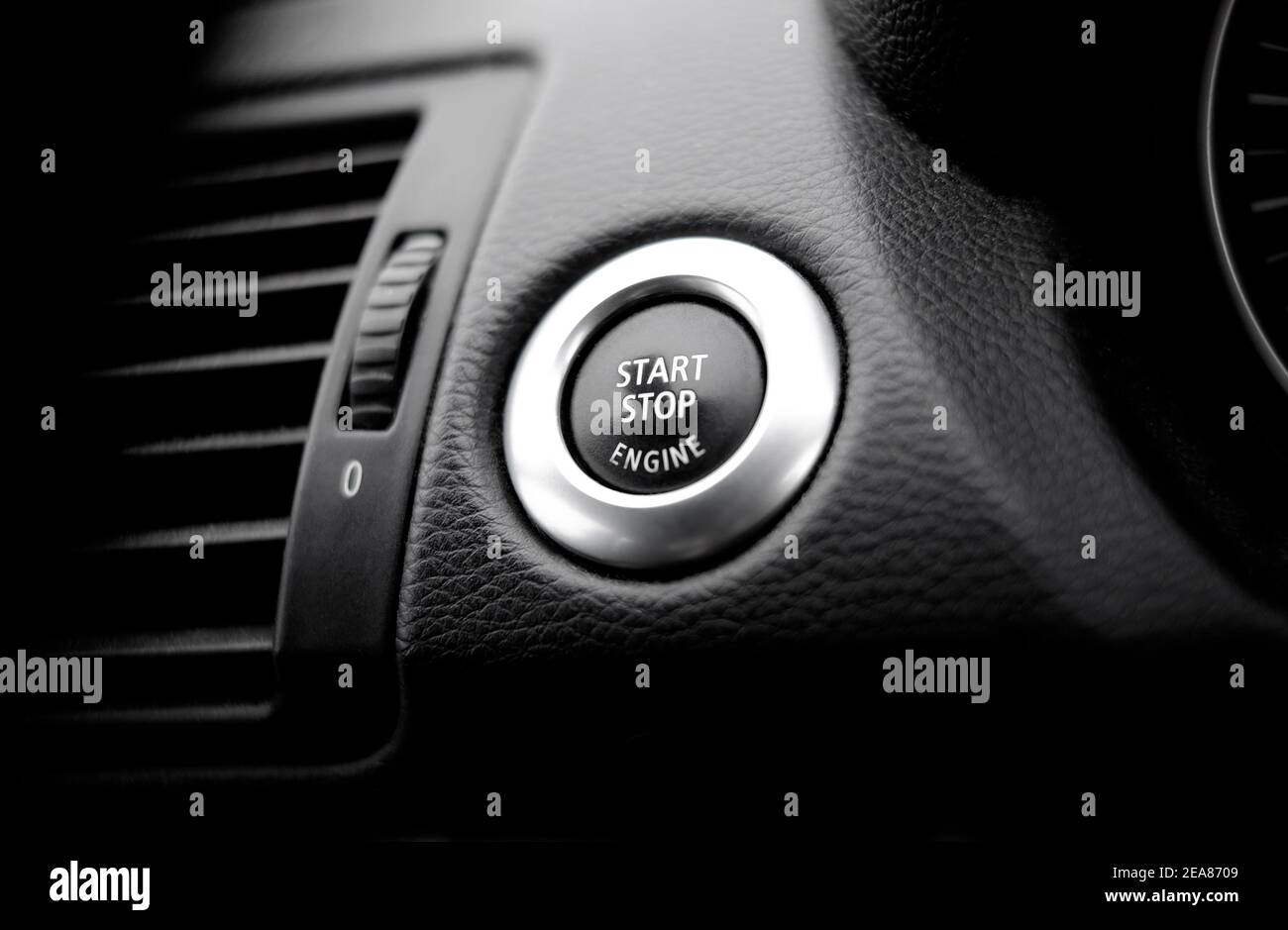 Start-Stopp-Motor-Taste auf dem Armaturenbrett des KFZ-Fahrzeugs drücken Stockfoto