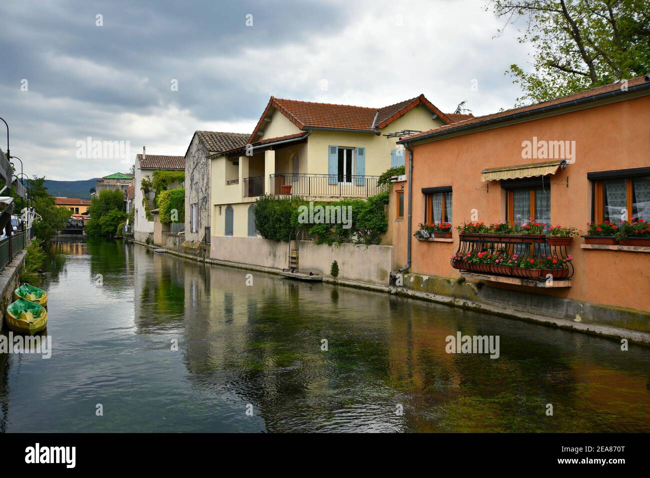 Alte traditionelle bunte Häuser in der historischen Stadt L'Isle-sur-la-Sorgue am gleichnamigen Fluss in Avignon, Vaucluse Provence Frankreich. Stockfoto