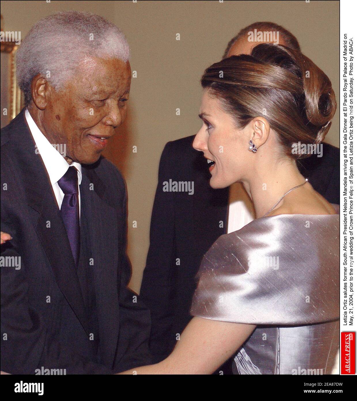 Letizia Ortiz begrüßt den ehemaligen südafrikanischen Präsidenten Nelson Mandela, der am 21. Mai 2004 vor der königlichen Hochzeit von Kronprinz Felipe von Spanien und Letizia Ortiz am Samstag beim Galadinner im Königlichen Palast El Pardo von Madrid eintrifft. Foto von ABACA. Stockfoto