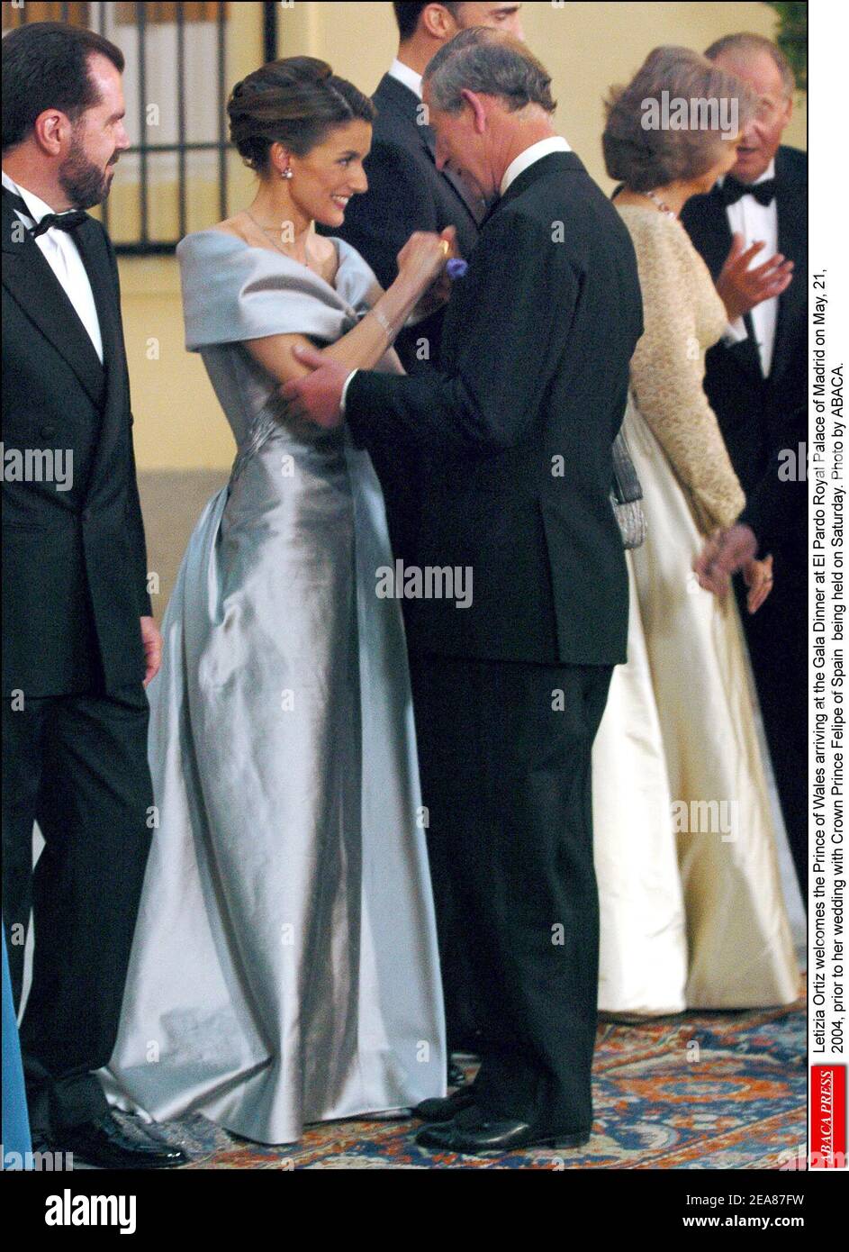 Letizia Ortiz begrüßt den Prinzen von Wales, der am 21. Mai 2004 vor ihrer Hochzeit mit Kronprinz Felipe von Spanien zum Galadinner im Königspalast El Pardo in Madrid eintrifft. Foto von ABACA. Stockfoto