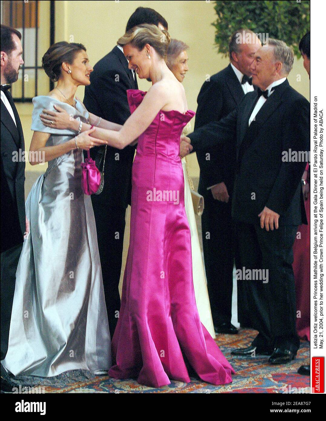 Letizia Ortiz begrüßt Prinzessin Mathilde von Belgien, die am 21. Mai 2004 vor ihrer Hochzeit mit Kronprinz Felipe von Spanien zum Galadinner im Königspalast El Pardo in Madrid eintrifft. Foto von ABACA. Stockfoto