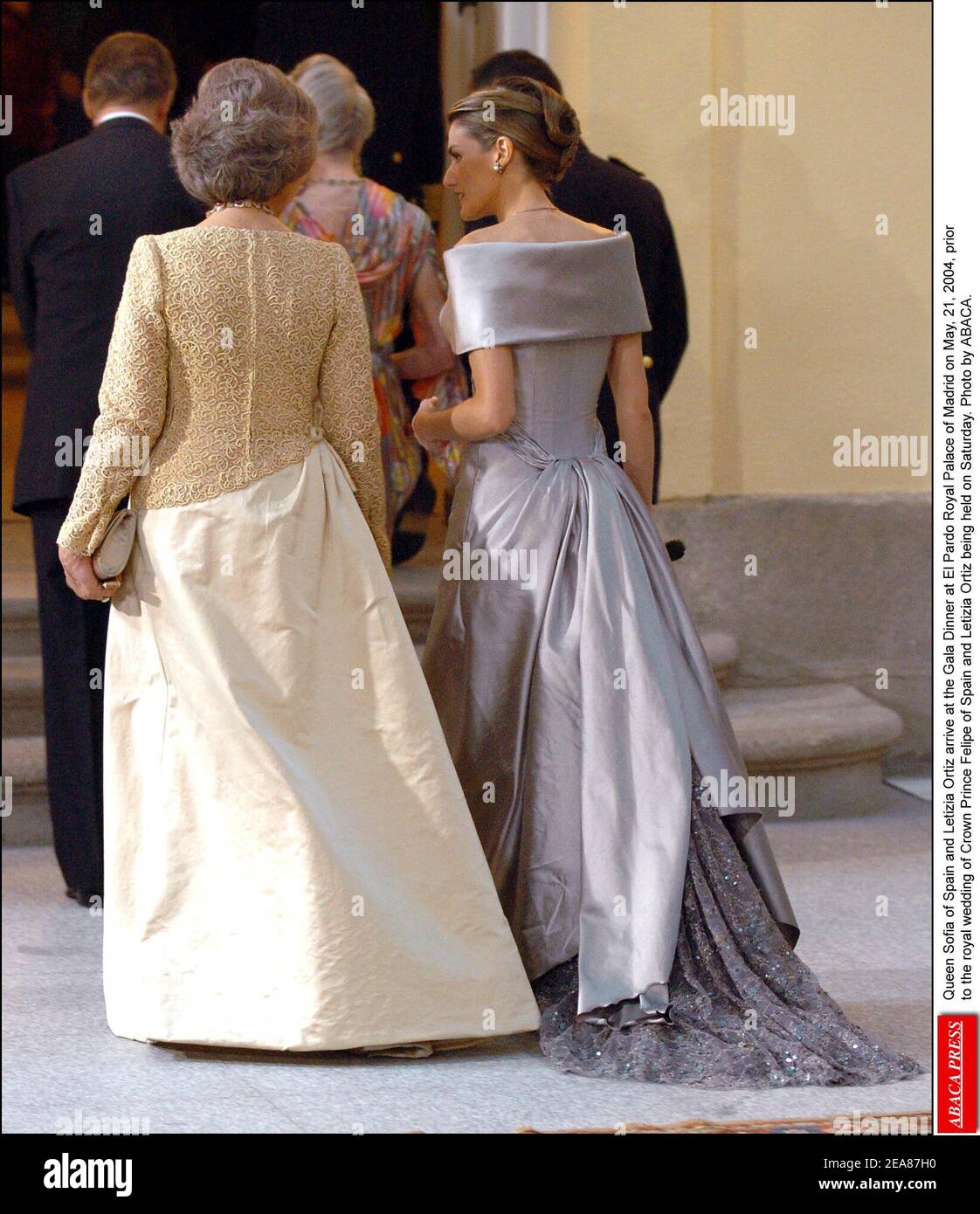 Königin Sofia von Spanien und Letizia Ortiz kommen am 21. Mai 2004 vor der königlichen Hochzeit von Kronprinz Felipe von Spanien und Letizia Ortiz am Samstag zum Galadinner im Königspalast El Pardo von Madrid. Foto von ABACA. Stockfoto