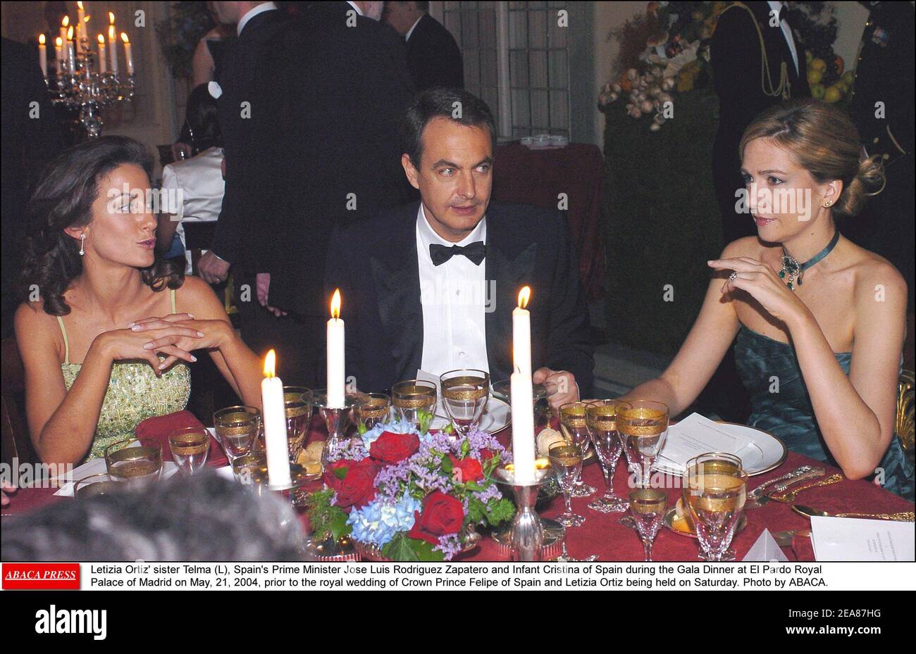 Letizia Ortiz' Schwester Telma (L), Spaniens Premierminister Jose Luis Rodriguez Zapatero und das spanische Kleinkind Cristina während des Galadinners im Königspalast El Pardo von Madrid am 21. Mai 2004 vor der königlichen Hochzeit von Kronprinz Felipe von Spanien und Letizia Ortiz am Samstag. Foto von ABACA. Stockfoto