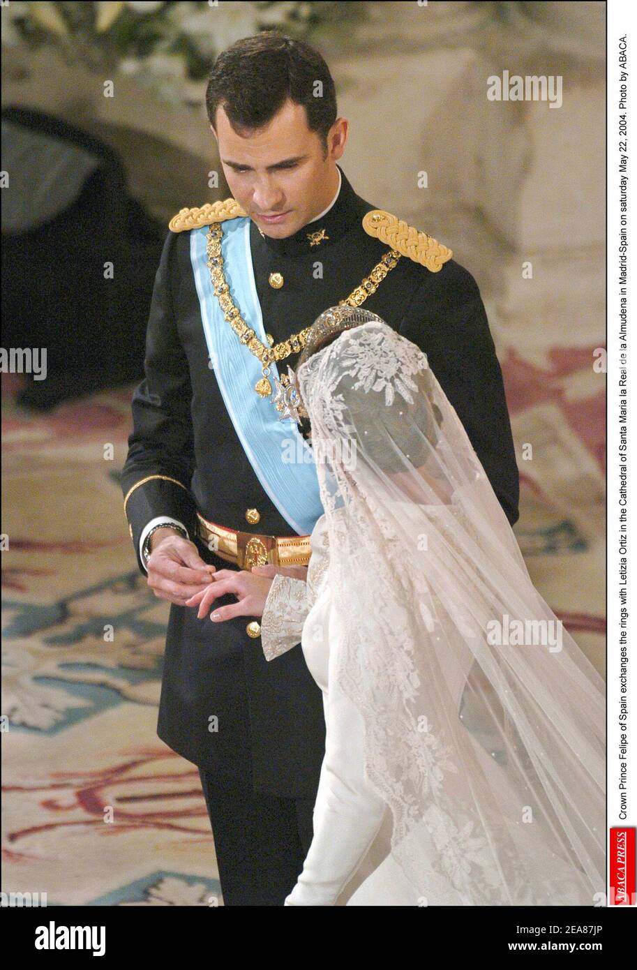Kronprinz Felipe von Spanien tauscht die Ringe mit Letizia Ortiz in der Kathedrale Santa Maria la Real de la Almudena in Madrid-Spanien am samstag, 22. Mai 2004. Foto von ABACA. Stockfoto