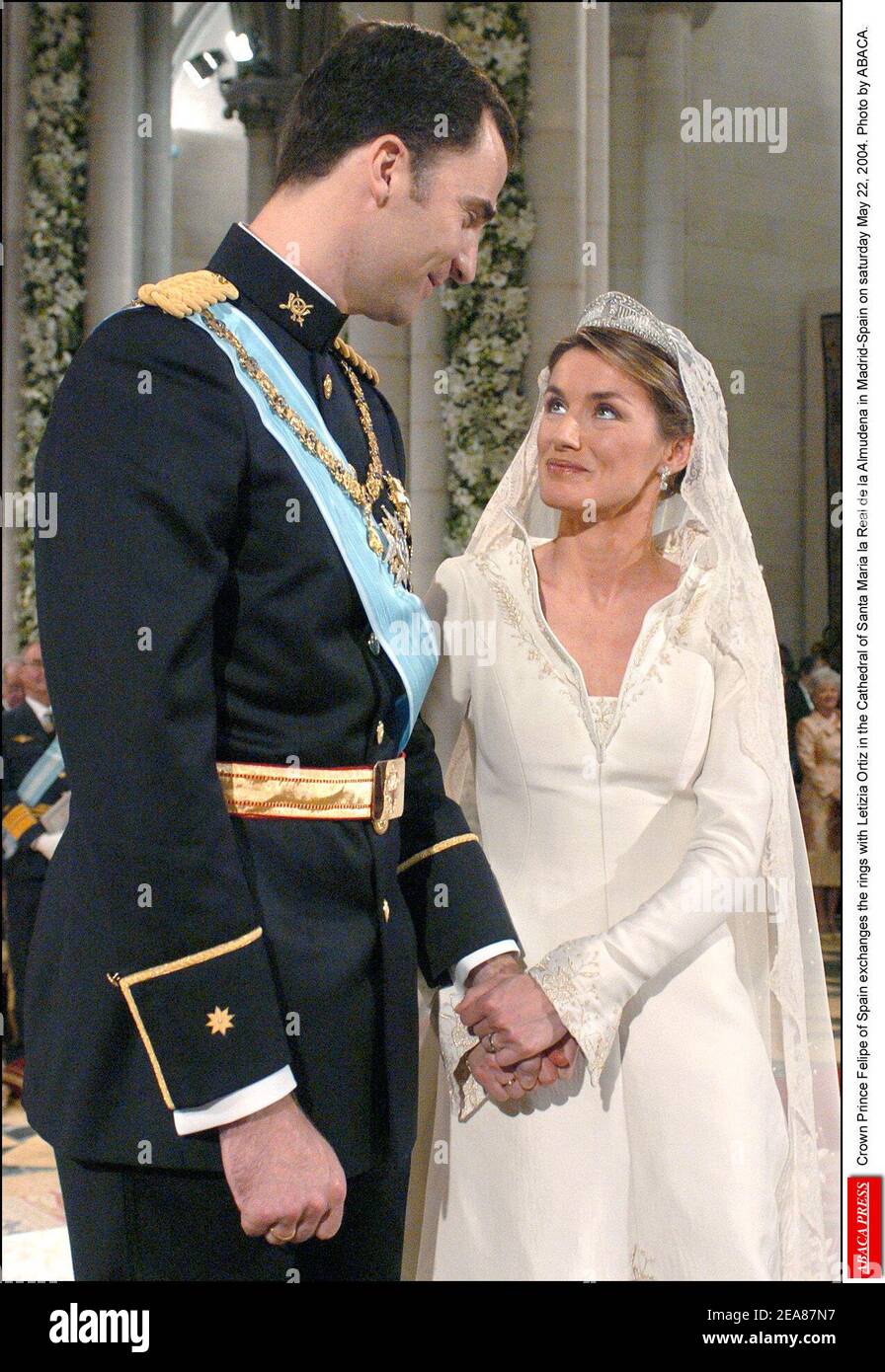 Kronprinz Felipe von Spanien tauscht die Ringe mit Letizia Ortiz in der Kathedrale Santa Maria la Real de la Almudena in Madrid-Spanien am samstag, 22. Mai 2004. Foto von ABACA. Stockfoto