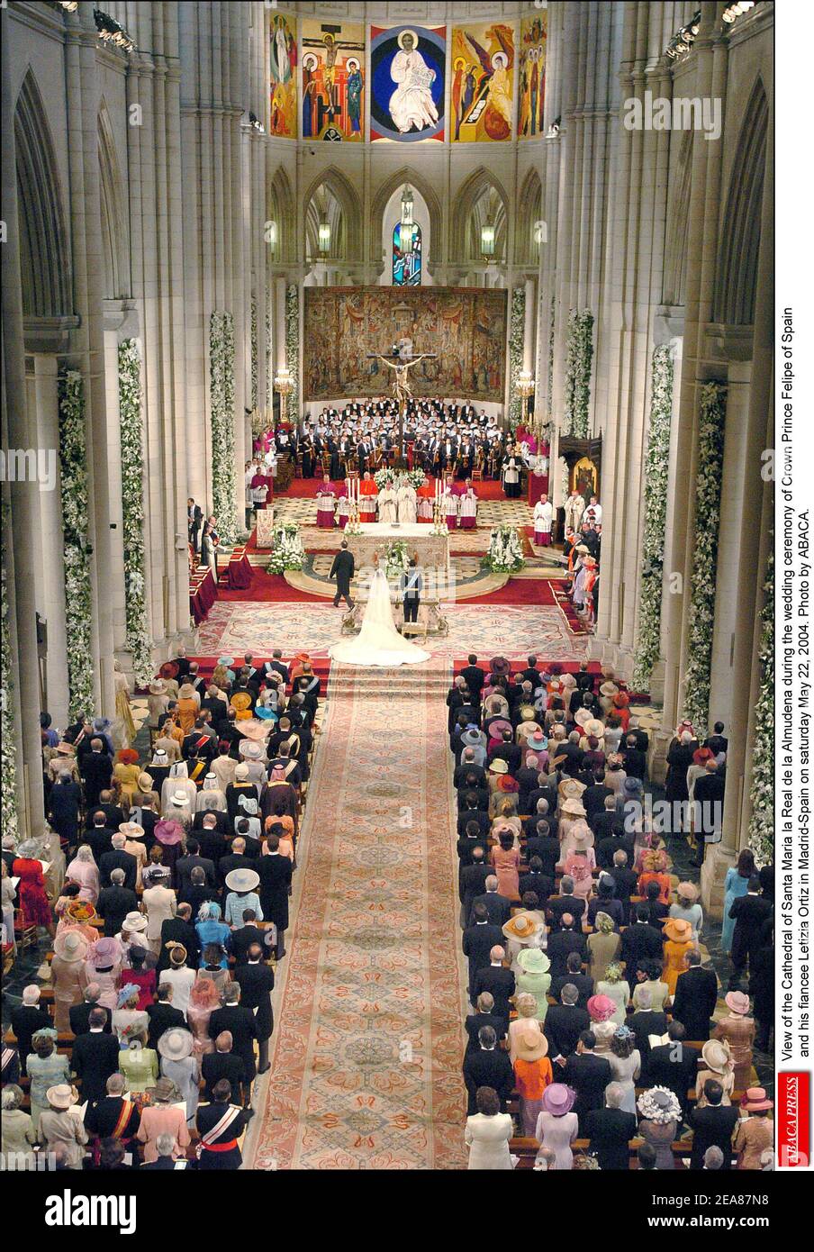 Blick auf die Kathedrale von Santa Maria la Real de la Almudena während der Hochzeitszeremonie von Kronprinz Felipe von Spanien und seiner Verlobten Letizia Ortiz in Madrid-Spanien am samstag, 22. Mai 2004. Foto von ABACA. Stockfoto