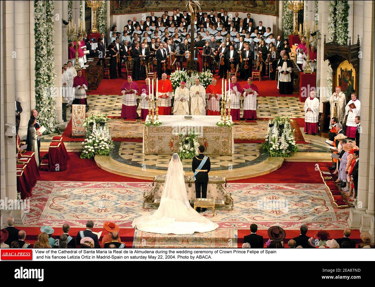 Blick auf die Kathedrale von Santa Maria la Real de la Almudena während der Hochzeitszeremonie von Kronprinz Felipe von Spanien und seiner Verlobten Letizia Ortiz in Madrid-Spanien am samstag, 22. Mai 2004. Foto von ABACA. Stockfoto