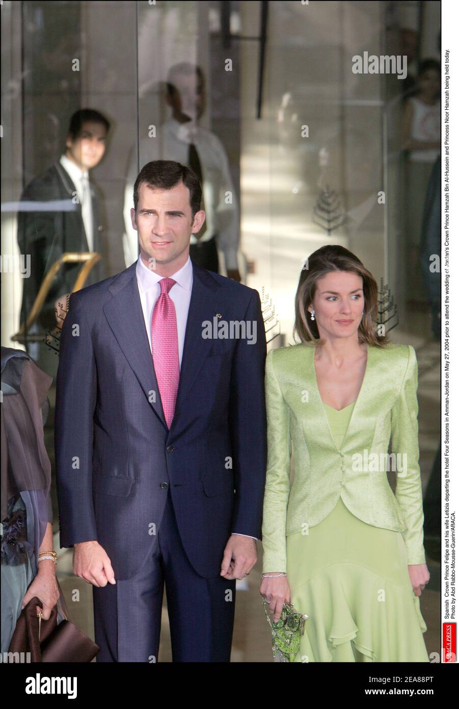Der spanische Kronprinz Felipe und seine Frau Letizia verlassen am 27. Mai 2004 das Hotel Four Seasons in Amman-Jordanien, bevor sie an der heutigen Hochzeit von Jordaniens Kronprinz Hamzah bin Al-Hussein und Prinzessin Noor Hamzah teilnehmen. Foto von Abd Rabbo-Mousse-Guerin/ABACA. Stockfoto