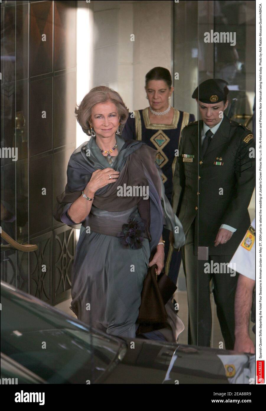Die spanische Königin Sofia verlässt das Hotel Four Seasons in Amman-Jordanien am 27. Mai 2004, bevor sie an der heutigen Hochzeit von Jordaniens Kronprinz Hamzah bin Al-Hussein und Prinzessin Noor Hamzah teilnimmt. Foto von Abd Rabbo-Mousse-Guerin/ABACA. Stockfoto