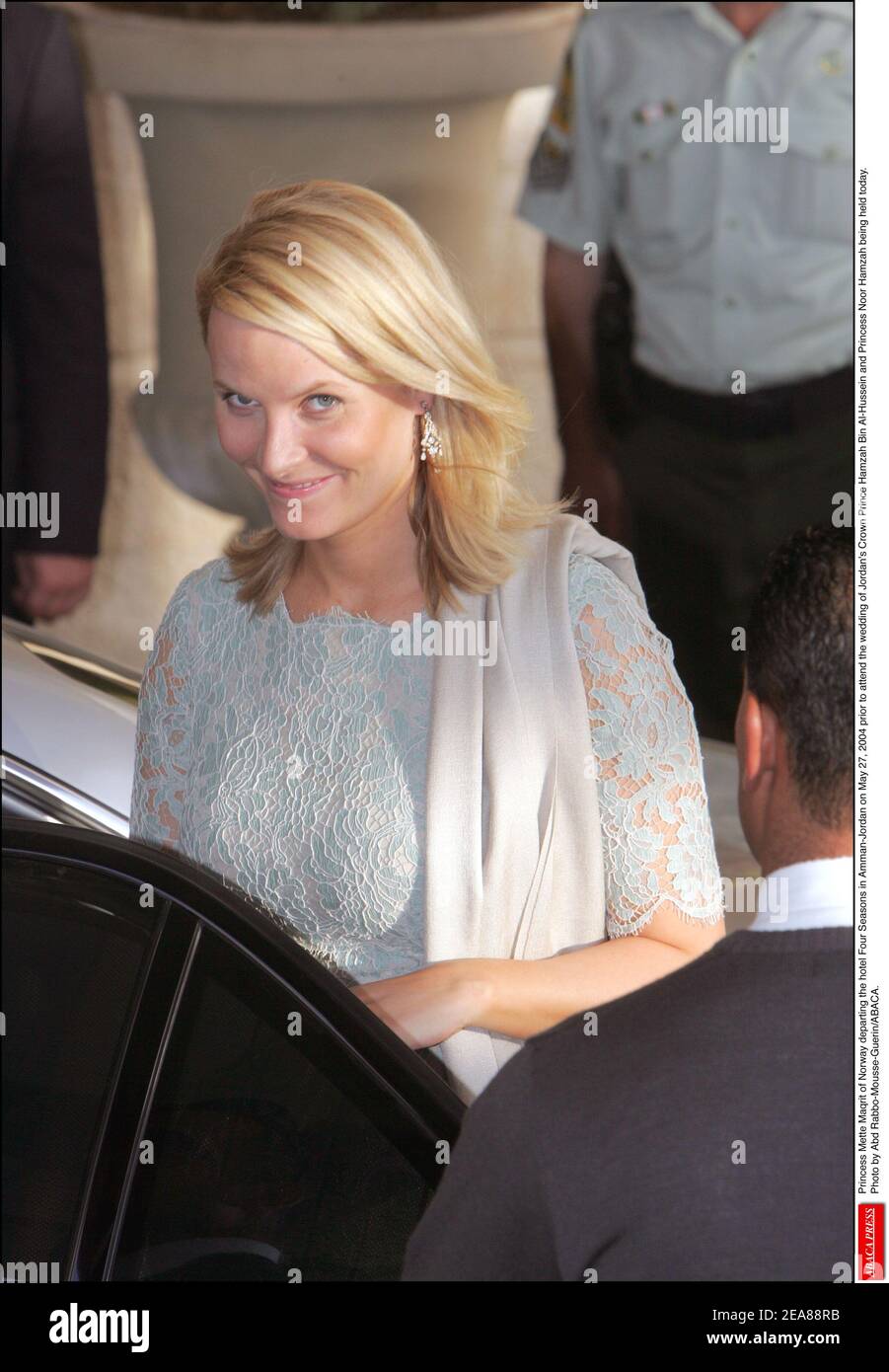 Prinzessin Mette-Marit von Norwegen verlässt das Hotel Four Seasons in Amman-Jordanien am 27. Mai 2004, bevor sie an der Hochzeit von Jordaniens Kronprinz Hamzah bin Al-Hussein und Prinzessin Noor Hamzah teilnimmt. Foto von Abd Rabbo-Mousse-Guerin/ABACA. Stockfoto