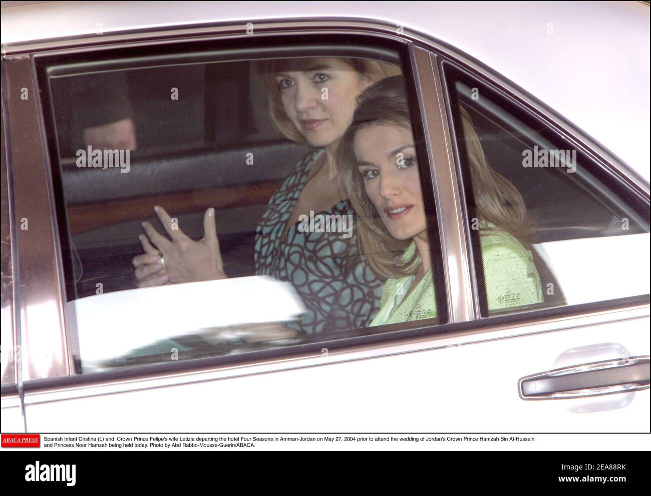 Das spanische Kleinkind Cristina (L) und Kronprinz Felipes Frau Letizia verlassen am 27. Mai 2004 das Hotel Four Seasons in Amman-Jordanien, bevor sie an der Hochzeit von Jordaniens Kronprinz Hamzah bin Al-Hussein und Prinzessin Noor Hamzah teilnehmen, die heute stattfindet. Foto von Abd Rabbo-Mousse-Guerin/ABACA. Stockfoto