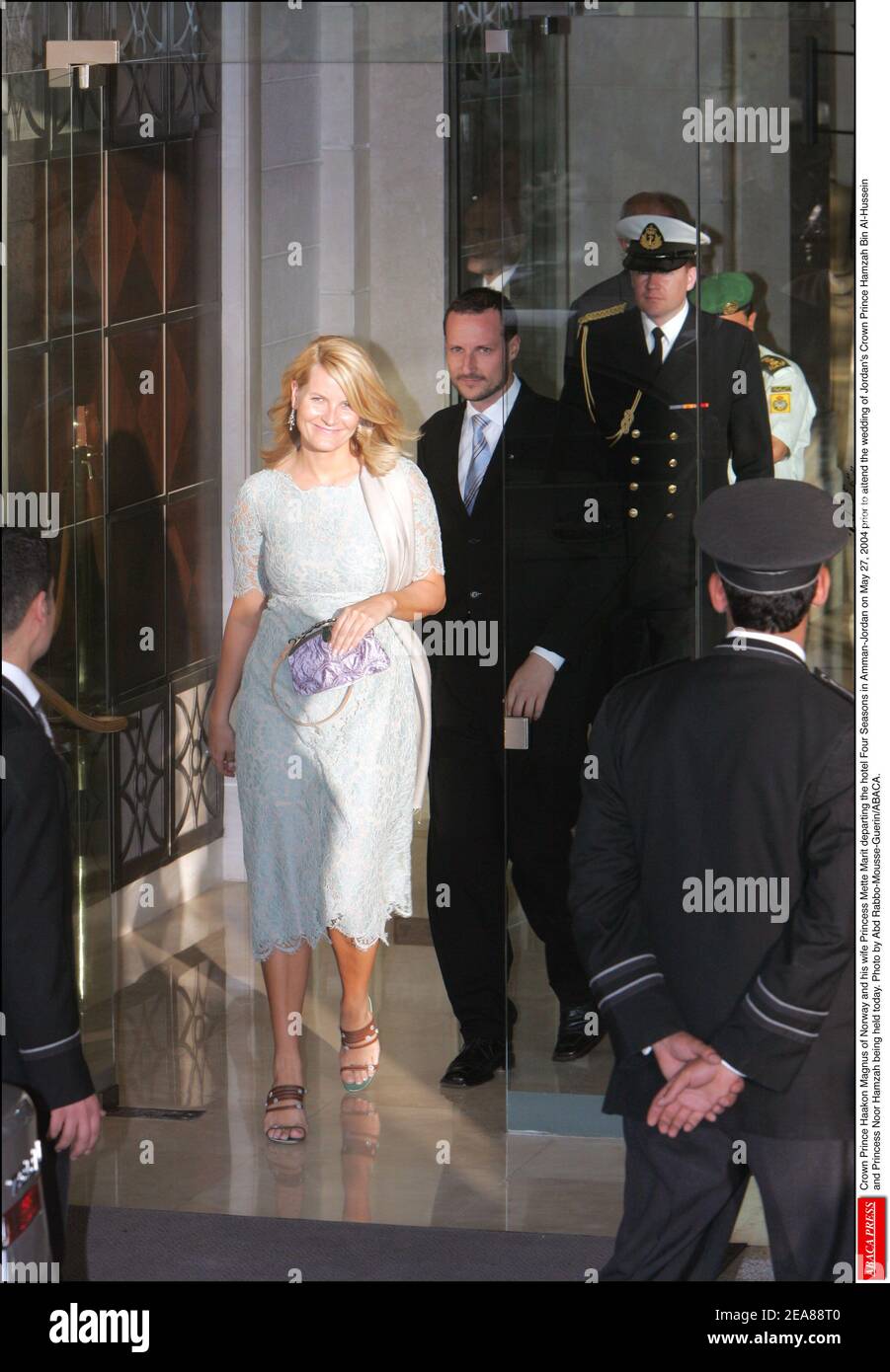 Kronprinz Haakon Magnus von Norwegen und seine Frau Prinzessin Mette-Marit verlassen das Hotel Four Seasons in Amman-Jordanien am 27. Mai 2004 vor der Hochzeit von Jordaniens Kronprinz Hamzah bin Al-Hussein und Prinzessin Noor Hamzah heute statt. Foto von Abd Rabbo-Mousse-Guerin/ABACA. Stockfoto