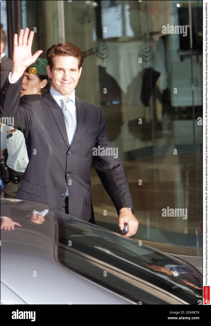 Prinz Paul von Griechenland verlässt das Hotel Four Seasons in Amman-Jordanien am 27. Mai 2004, bevor er an der heutigen Hochzeit von Jordaniens Kronprinz Hamzah bin Al-Hussein und Prinzessin Noor Hamzah teilnimmt. Foto von Abd Rabbo-Mousse-Guerin/ABACA. Stockfoto