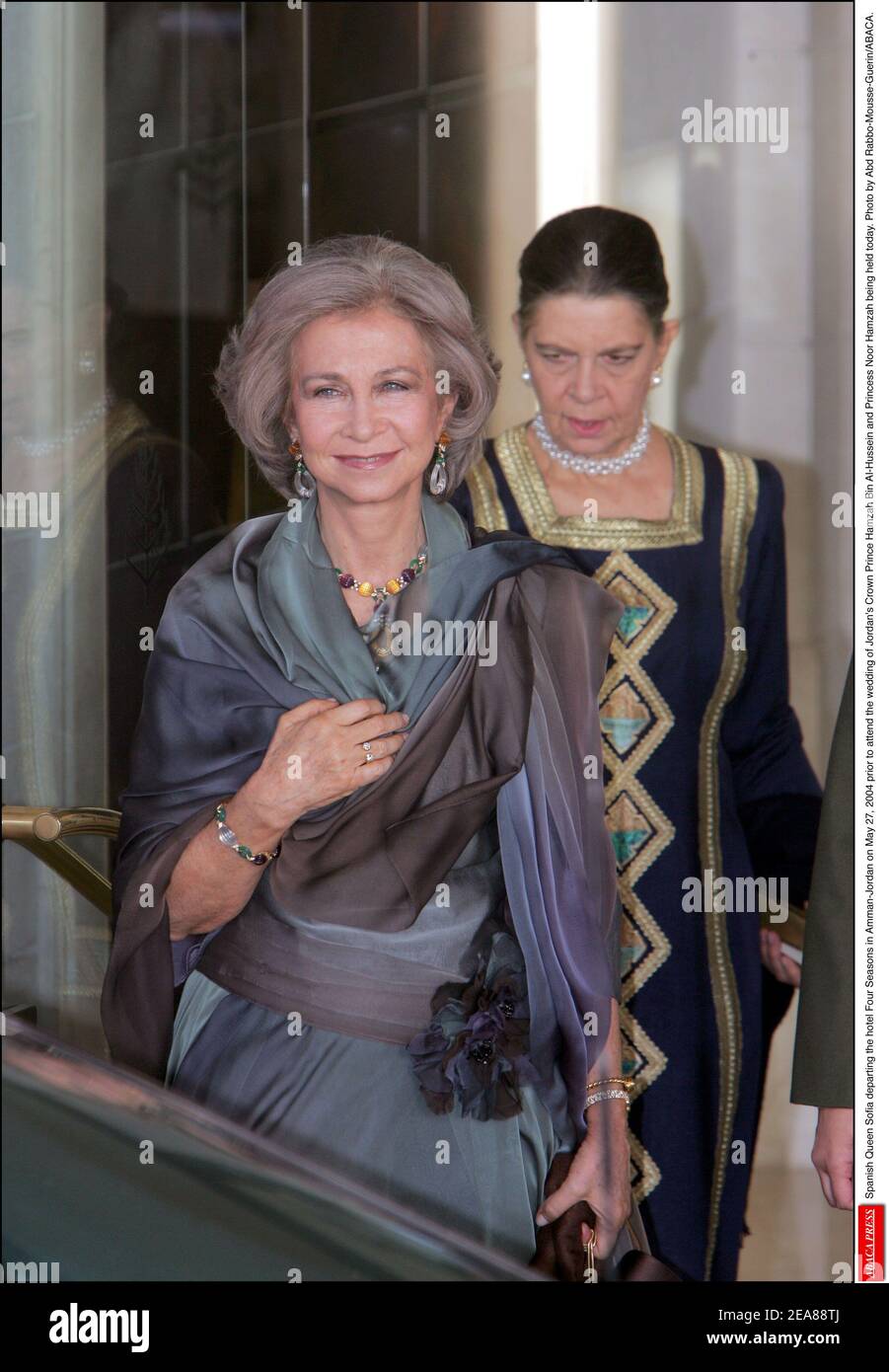 Die spanische Königin Sofia verlässt das Hotel Four Seasons in Amman-Jordanien am 27. Mai 2004, bevor sie an der heutigen Hochzeit von Jordaniens Kronprinz Hamzah bin Al-Hussein und Prinzessin Noor Hamzah teilnimmt. Foto von Abd Rabbo-Mousse-Guerin/ABACA. Stockfoto