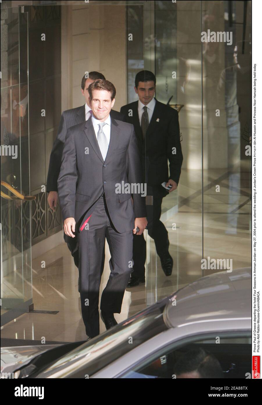 Prinz Paul von Griechenland verlässt das Hotel Four Seasons in Amman-Jordanien am 27. Mai 2004, bevor er an der heutigen Hochzeit von Jordaniens Kronprinz Hamzah bin Al-Hussein und Prinzessin Noor Hamzah teilnimmt. Foto von Abd Rabbo-Mousse-Guerin/ABACA. Stockfoto