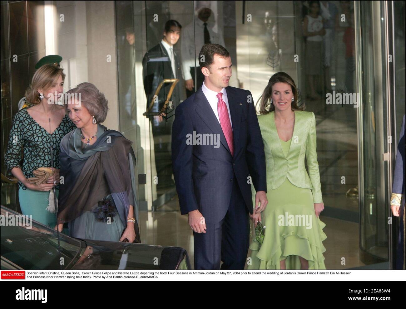 Das spanische Kleinkind Cristina, Königin Sofia, Kronprinz Felipe und seine Frau Letizia verlassen am 27. Mai 2004 das Hotel Four Seasons in Amman-Jordanien, bevor sie an der Hochzeit von Jordaniens Kronprinz Hamzah bin Al-Hussein und Prinzessin Noor Hamzah teilnehmen, die heute stattfindet. Foto von Abd Rabbo-Mousse-Guerin/ABACA. Stockfoto