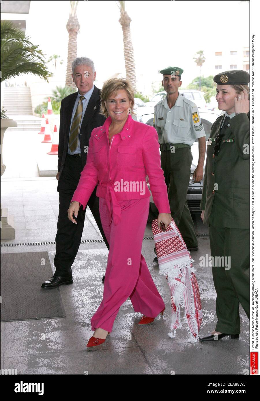 Großherzogin Maria Teresa von Luxemburg Ankunft im Hotel Four Seasons in Amman-Jordanien am 27. Mai 2004 vor der Hochzeit von Jordaniens Kronprinz Hamzah bin Al-Hussein und Prinzessin Noor Hamzah heute. Foto von Abd Rabbo-Mousse-Guerin/ABACA. Stockfoto