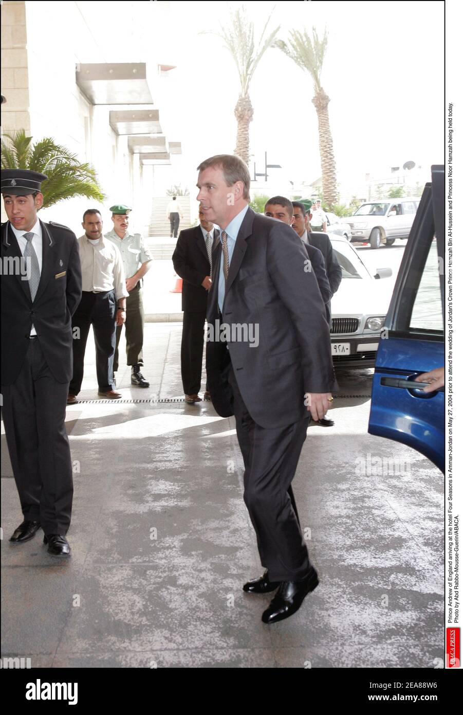 Prinz Andrew von England kommt am 27. Mai 2004 im Hotel Four Seasons in Amman-Jordanien an, bevor er an der Hochzeit von Jordaniens Kronprinz Hamzah bin Al-Hussein und Prinzessin Noor Hamzah teilnimmt. Foto von Abd Rabbo-Mousse-Guerin/ABACA. Stockfoto