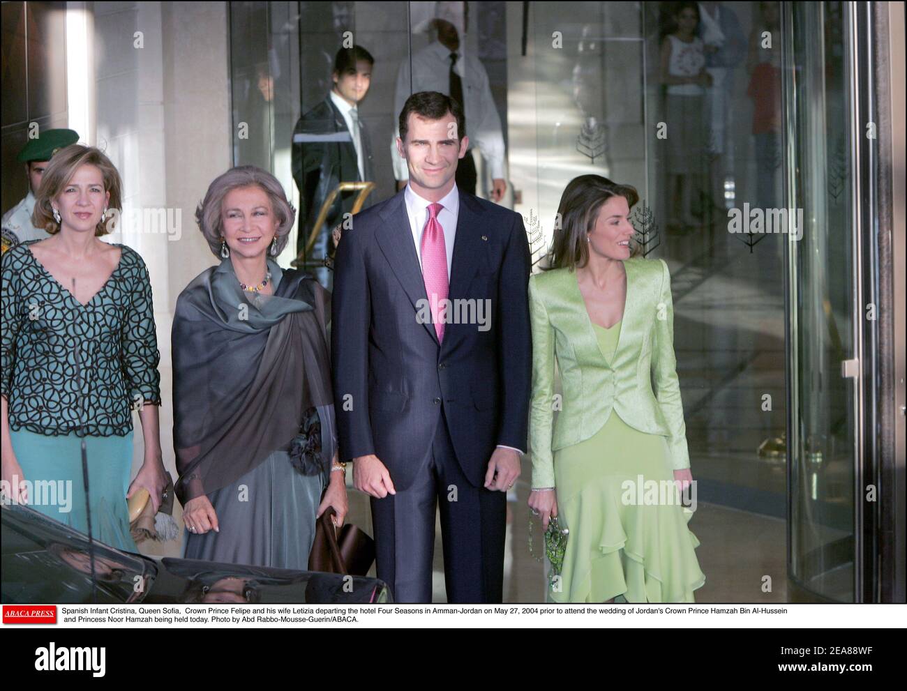 Das spanische Kleinkind Cristina, Königin Sofia, Kronprinz Felipe und seine Frau Letizia verlassen am 27. Mai 2004 das Hotel Four Seasons in Amman-Jordanien, bevor sie an der Hochzeit von Jordaniens Kronprinz Hamzah bin Al-Hussein und Prinzessin Noor Hamzah teilnehmen, die heute stattfindet. Foto von Abd Rabbo-Mousse-Guerin/ABACA. Stockfoto