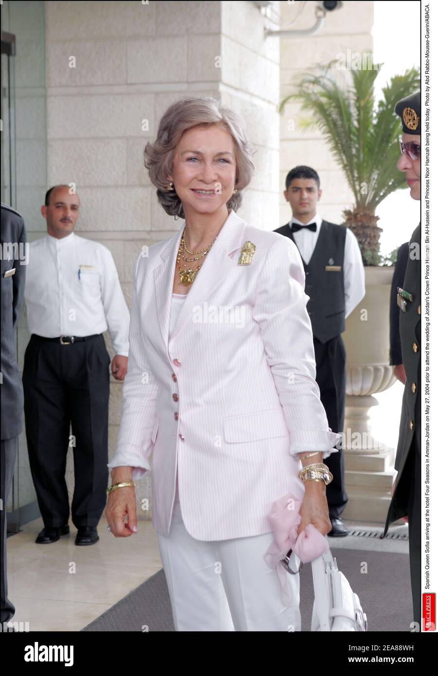 Spanische Königin Sofia Ankunft im Hotel Four Seasons in Amman-Jordanien am 27. Mai 2004 vor der Hochzeit von Jordaniens Kronprinz Hamzah bin Al-Hussein und Prinzessin Noor Hamzah heute statt. Foto von Abd Rabbo-Mousse-Guerin/ABACA. Stockfoto