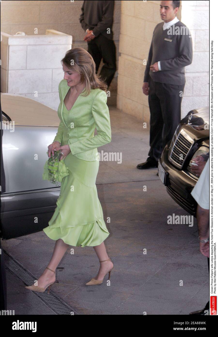 Die Ehefrau des spanischen Kronprinzen Felipe Letizia verlässt das Hotel Four Seasons in Amman-Jordanien am 27. Mai 2004, bevor sie an der Hochzeit von Jordaniens Kronprinz Hamzah bin Al-Hussein und Prinzessin Noor Hamzah teilnimmt. Foto von Abd Rabbo-Mousse-Guerin/ABACA. Stockfoto