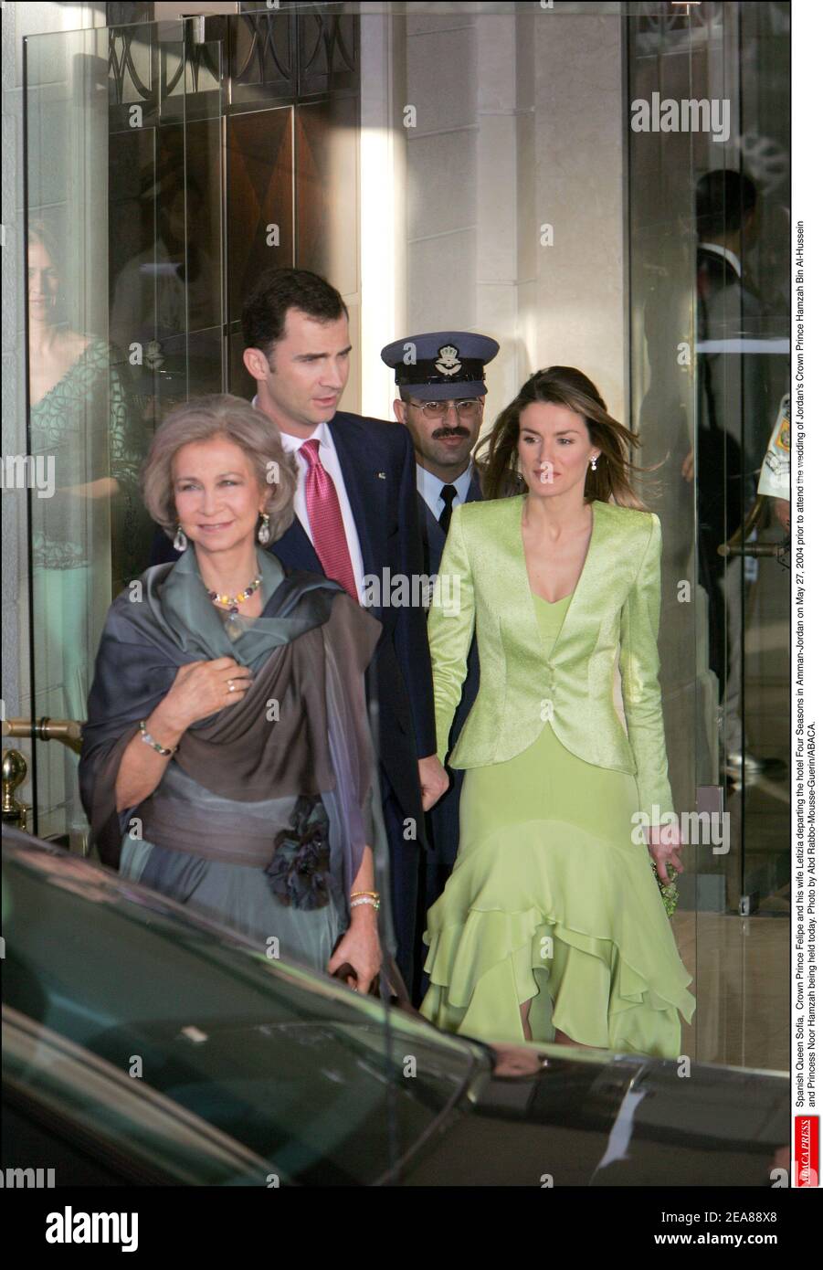 Die spanische Königin Sofia, Kronprinz Felipe und seine Frau Letizia verlassen am 27. Mai 2004 das Hotel Four Seasons in Amman-Jordanien, bevor sie an der Hochzeit von Jordaniens Kronprinz Hamzah bin Al-Hussein und Prinzessin Noor Hamzah teilnehmen, die heute stattfindet. Foto von Abd Rabbo-Mousse-Guerin/ABACA. Stockfoto
