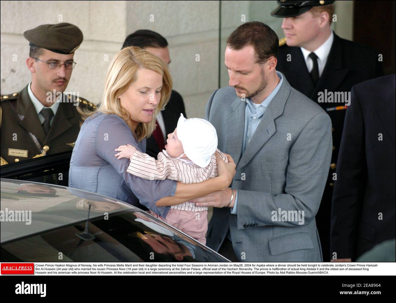 Kronprinz Haakon Magnus von Norwegen, seine Frau Prinzessin Mette-Marit und ihre Tochter verlassen das Hotel Four Seasons in Amman-Jordanien am May28. 2004 nach Aqaba, wo heute Abend ein Abendessen stattfinden sollte, um Jordaniens Kronprinz Hamzah bin Al-Hussein (24 Jahre) zu feiern, der seine Cousine Prinzessin Noor heiratete (19 Jahre alt) bei einer großen Zeremonie im Zahran Palast, offizieller Sitz der Hachem Monarchie. Der Prinz ist Halbbruder des heutigen Königs Abdala II. Und der älteste Sohn des verstorbenen Königs Hussein und seiner amerikanischen Frau Prinzessin Noor Al-Hussein. Bei der Feier lokale und internationale Persönlichkeiten Stockfoto