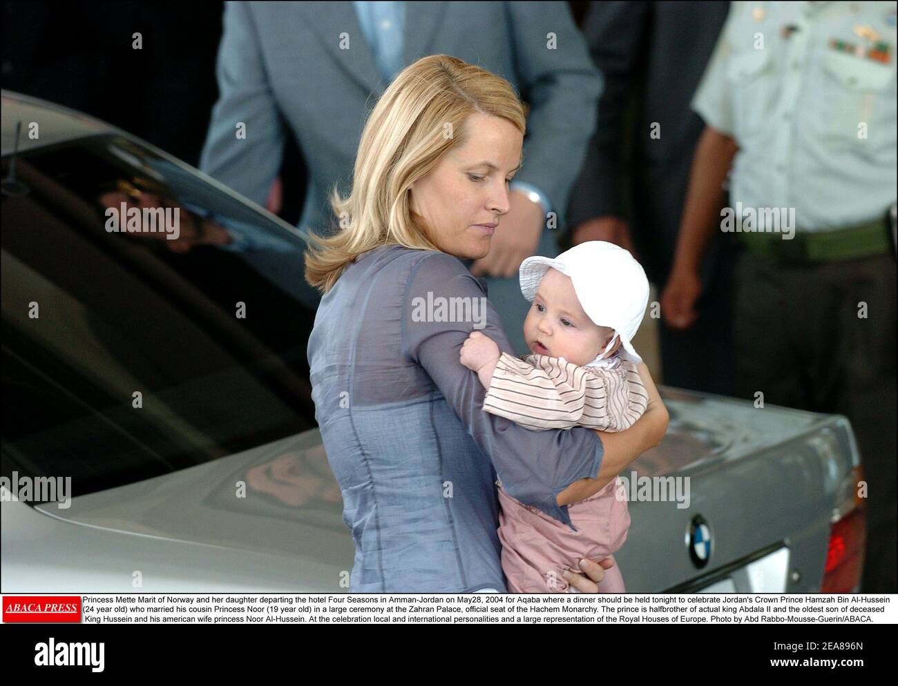 Prinzessin Mette-Marit von Norwegen und ihre Tochter verlassen das Hotel Four Seasons in Amman-Jordanien am May28, 2004 nach Aqaba, wo ein Abendessen heute Abend stattfinden sollte, um Jordaniens Kronprinz Hamzah bin Al-Hussein (24 Jahre) zu feiern, die seine Cousine Prinzessin Noor (19 Jahre) heiratete In einer großen Zeremonie im Zahran Palast, offizieller Sitz der Hachem Monarchie. Der Prinz ist Halbbruder des heutigen Königs Abdala II. Und der älteste Sohn des verstorbenen Königs Hussein und seiner amerikanischen Frau Prinzessin Noor Al-Hussein. Bei der Feier lokale und internationale Persönlichkeiten und eine große Vertretung der Roya Stockfoto