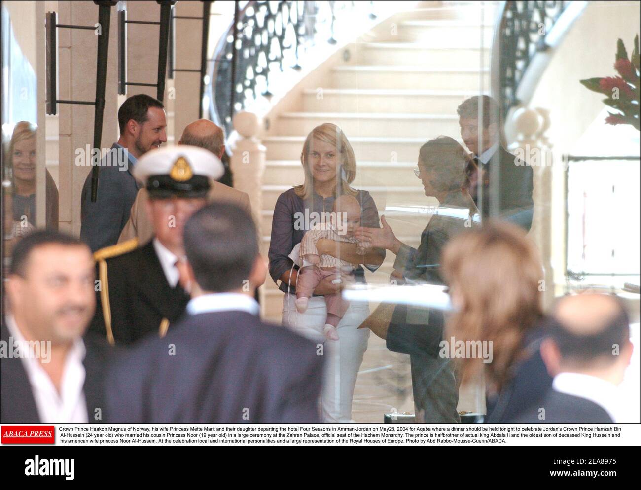 Kronprinz Haakon Magnus von Norwegen, seine Frau Prinzessin Mette-Marit und ihre Tochter verlassen das Hotel Four Seasons in Amman-Jordanien am May28. 2004 nach Aqaba, wo heute Abend ein Abendessen stattfinden sollte, um Jordaniens Kronprinz Hamzah bin Al-Hussein (24 Jahre) zu feiern, der seine Cousine Prinzessin Noor heiratete (19 Jahre alt) bei einer großen Zeremonie im Zahran Palast, offizieller Sitz der Hachem Monarchie. Der Prinz ist Halbbruder des heutigen Königs Abdala II. Und der älteste Sohn des verstorbenen Königs Hussein und seiner amerikanischen Frau Prinzessin Noor Al-Hussein. Bei der Feier lokale und internationale Persönlichkeiten Stockfoto