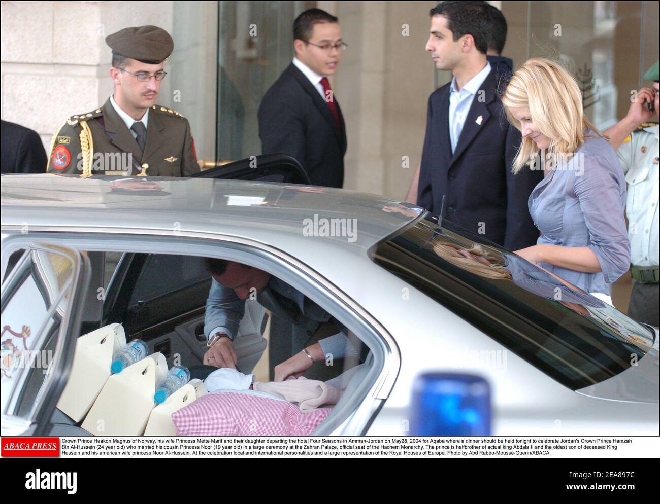 Kronprinz Haakon Magnus von Norwegen, seine Frau Prinzessin Mette-Marit und ihre Tochter verlassen das Hotel Four Seasons in Amman-Jordanien am May28. 2004 nach Aqaba, wo heute Abend ein Abendessen stattfinden sollte, um Jordaniens Kronprinz Hamzah bin Al-Hussein (24 Jahre) zu feiern, der seine Cousine Prinzessin Noor heiratete (19 Jahre alt) bei einer großen Zeremonie im Zahran Palast, offizieller Sitz der Hachem Monarchie. Der Prinz ist Halbbruder des heutigen Königs Abdala II. Und der älteste Sohn des verstorbenen Königs Hussein und seiner amerikanischen Frau Prinzessin Noor Al-Hussein. Bei der Feier lokale und internationale Persönlichkeiten Stockfoto