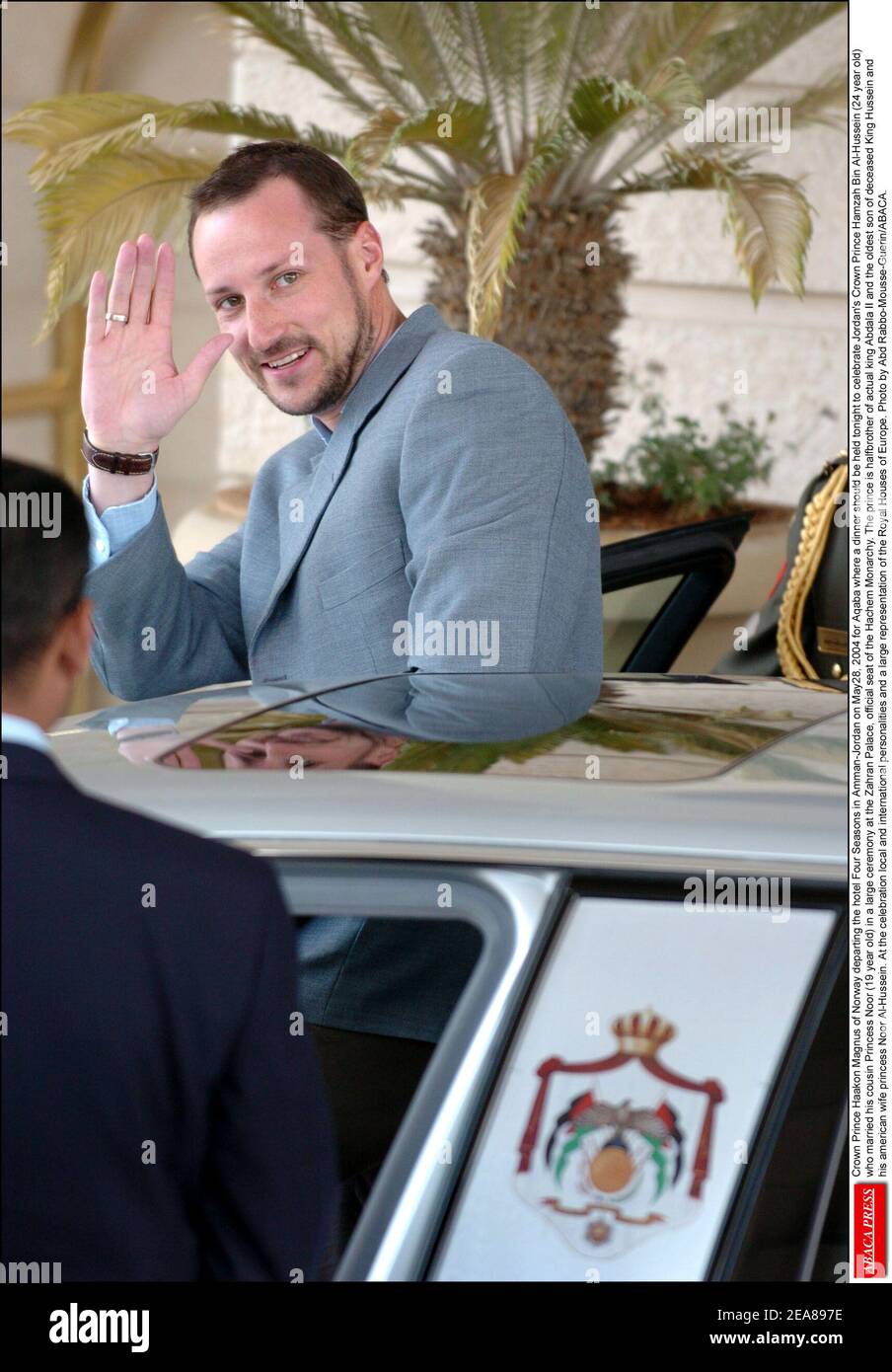 Kronprinz Haakon Magnus von Norwegen verlässt das Hotel Four Seasons in Amman-Jordanien am May28. 2004 nach Aqaba, wo heute Abend ein Abendessen stattfinden soll, um Jordaniens Kronprinz Hamzah bin Al-Hussein (24 Jahre) zu feiern, der seine Cousine Prinzessin Noor (19 Jahre) heiratete. In einer großen Zeremonie im Zahran Palast, offizieller Sitz der Hachem Monarchie. Der Prinz ist Halbbruder des heutigen Königs Abdala II. Und der älteste Sohn des verstorbenen Königs Hussein und seiner amerikanischen Frau Prinzessin Noor Al-Hussein. Bei der Feier lokale und internationale Persönlichkeiten und eine große Darstellung der Royal Houses of Stockfoto